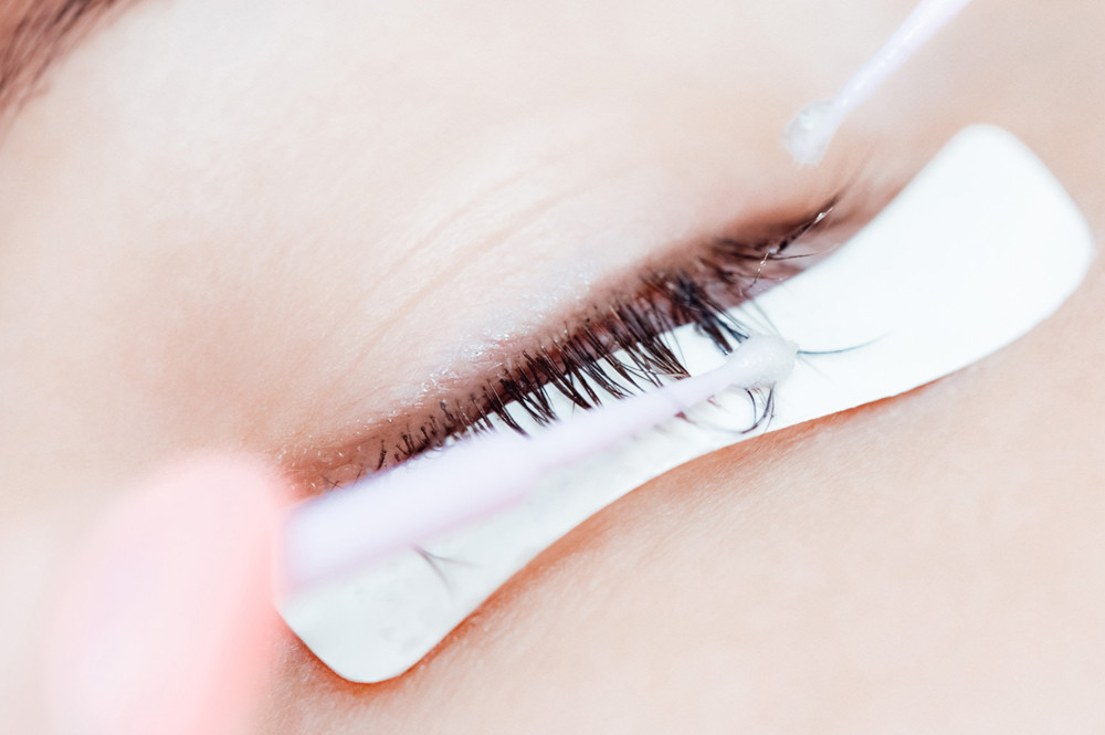Wimpern Extensions entfernen